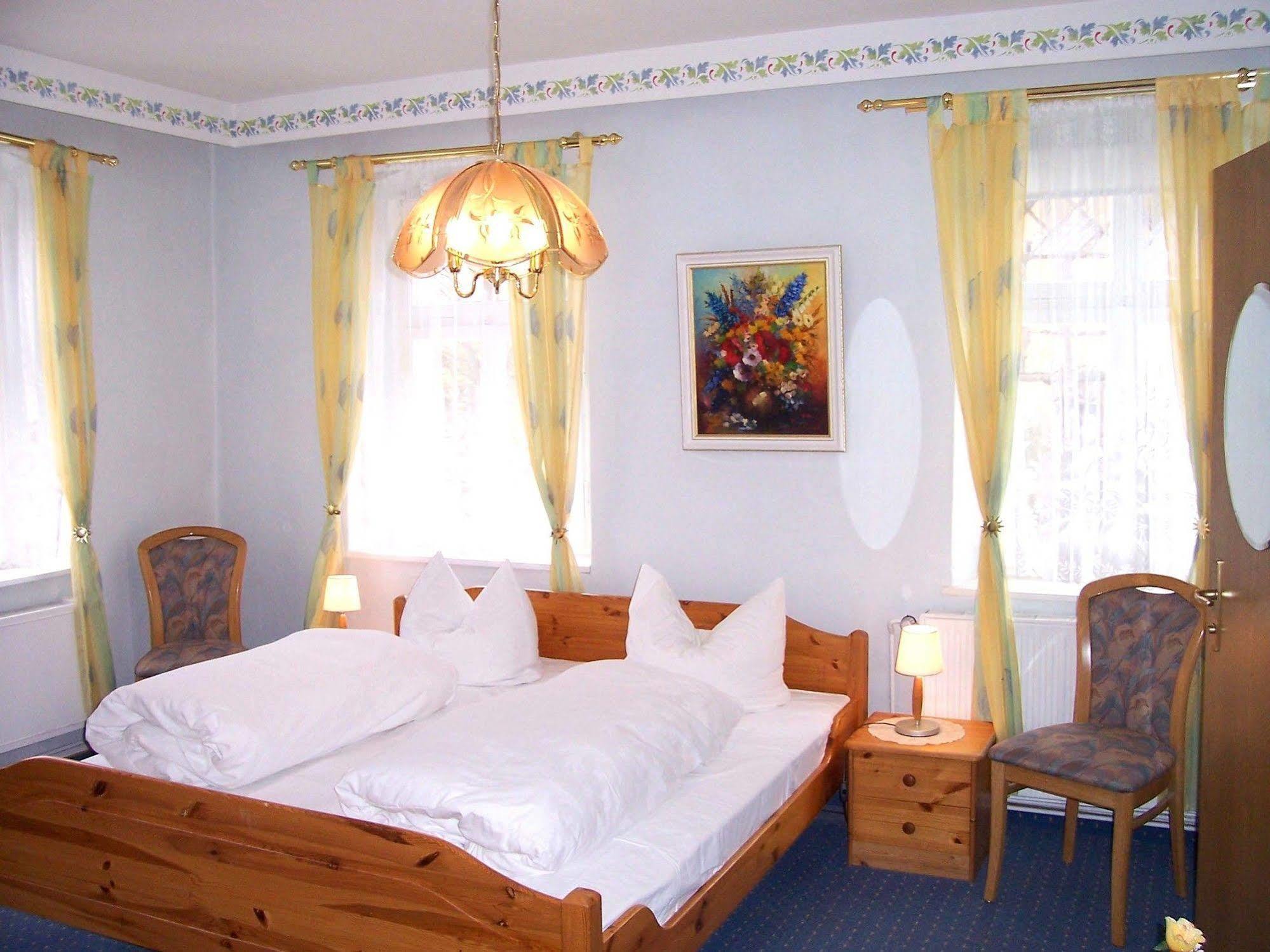 Hotel Krone Goessweinstein Exterior photo